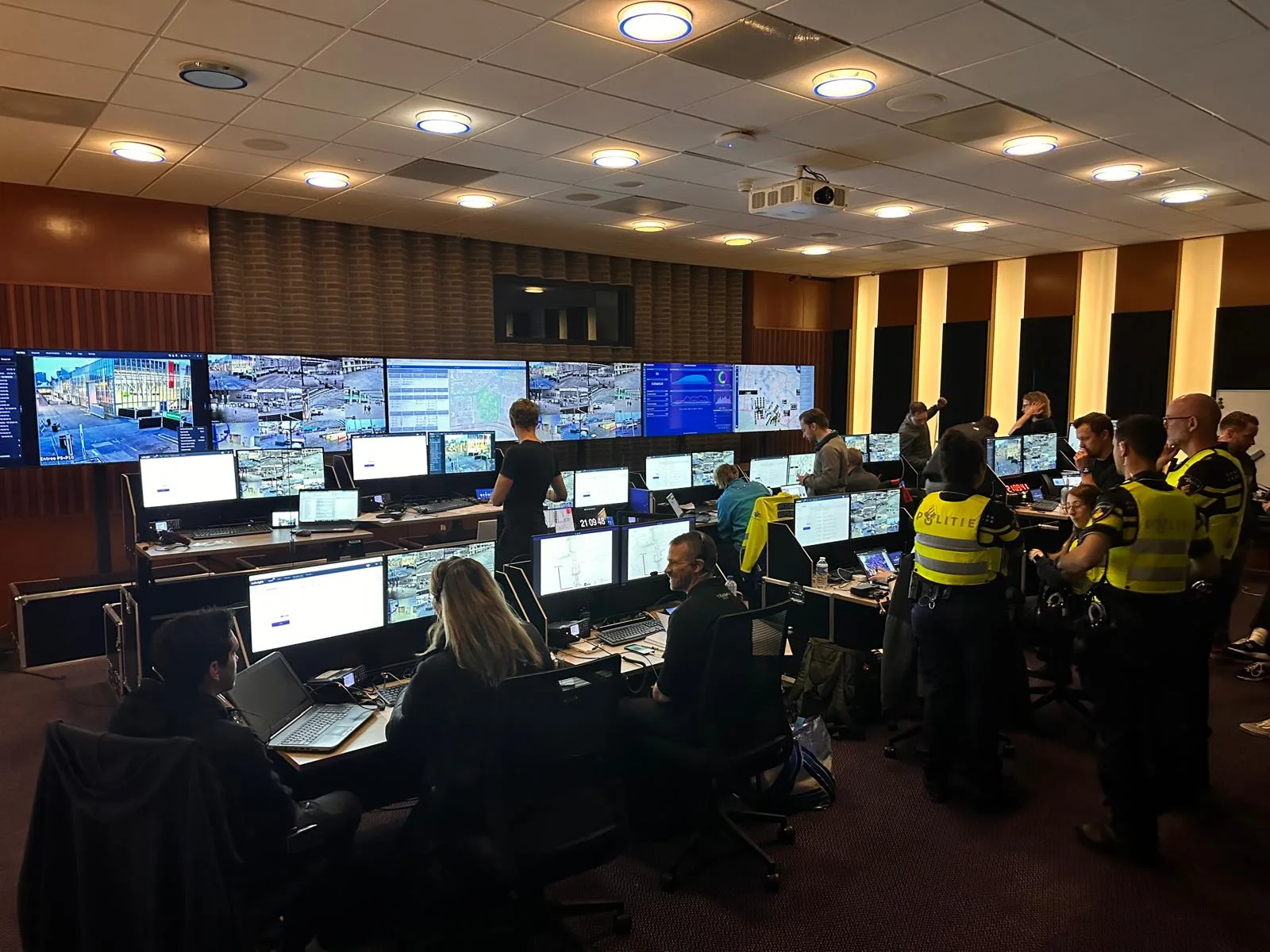 Centralisten aan het werk in de controlroom