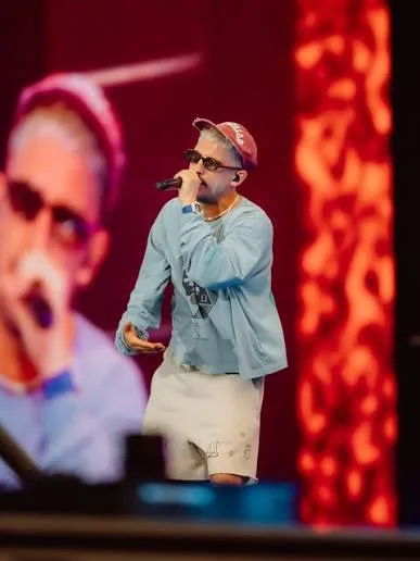 Lil Kleine op het podium met de microfoon in de hand