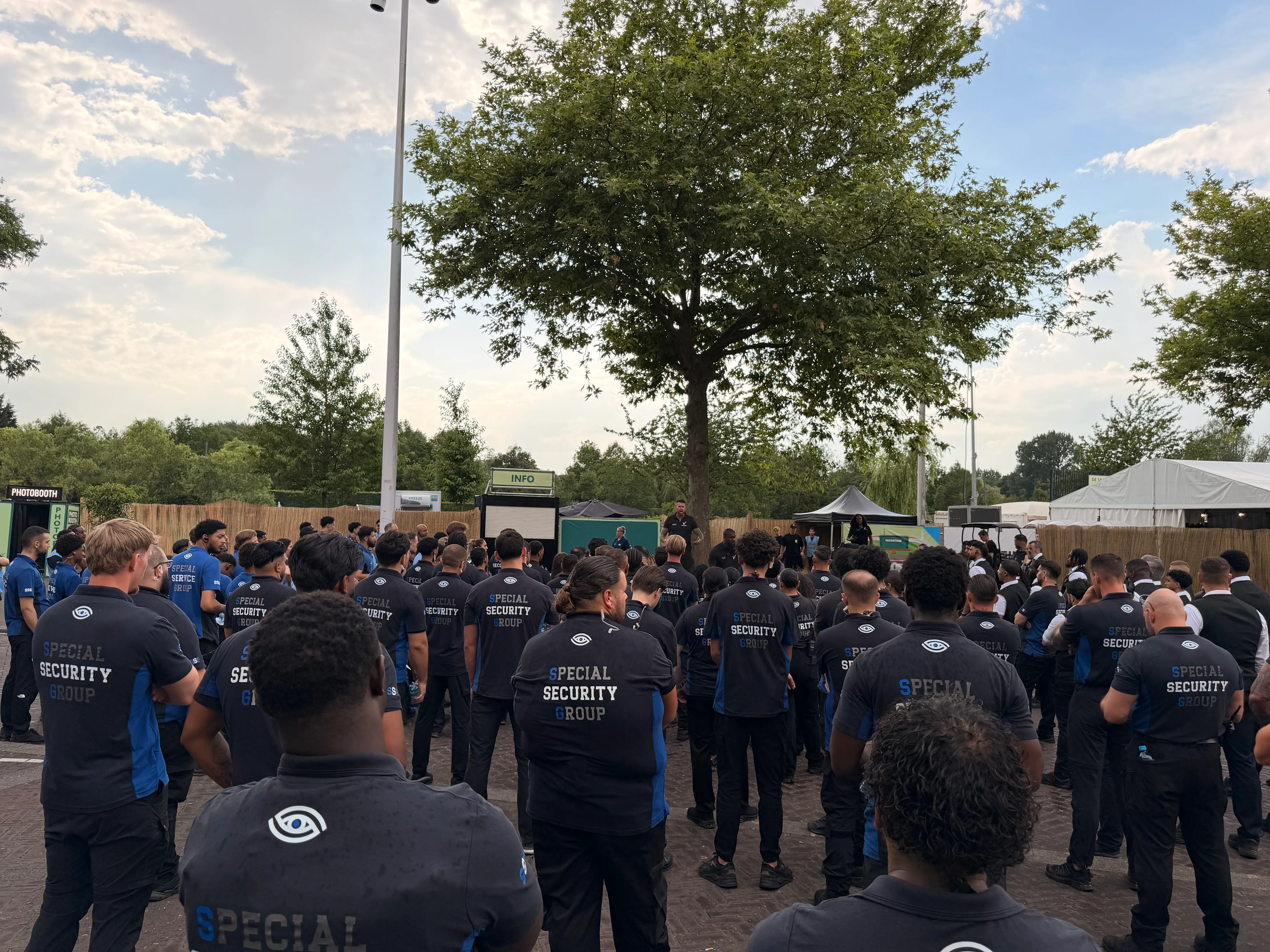 Briefing van het voltallige beveiligings- en serviceteam op het terrein voor aanvang van het concert