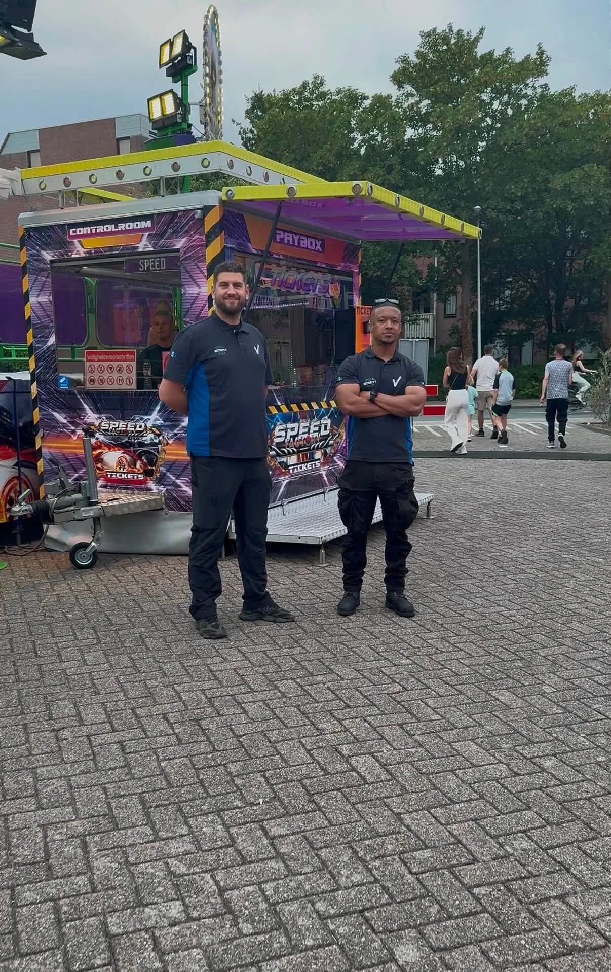 Twee beveiligers van SSG bij een kermisattractie tijdens de feestweek