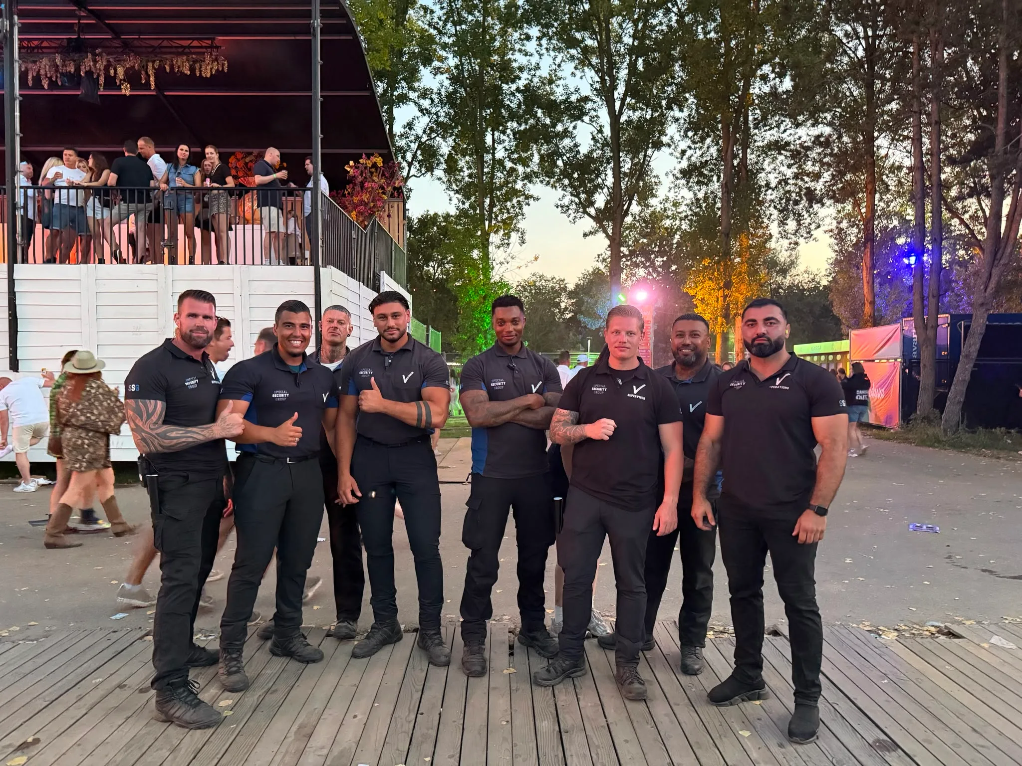 Team van SSG bij het podium op een festivalterrein