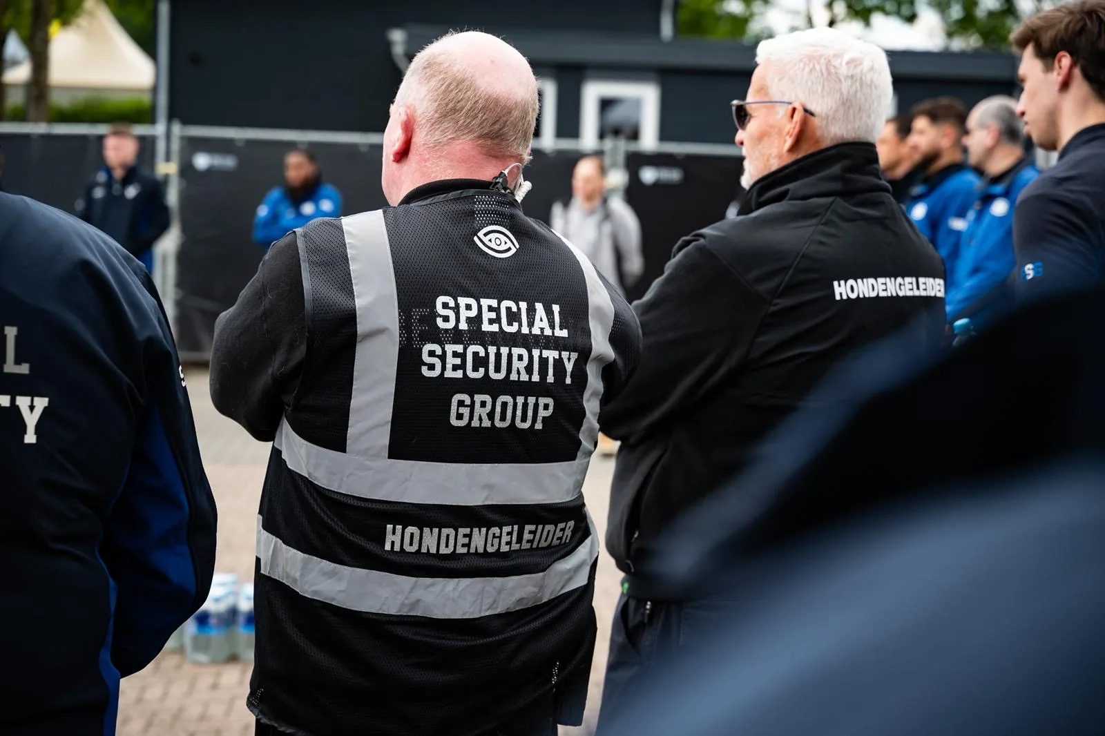 Hondengeleiders van SSG tijdens de briefing op het terrein van Lakedance