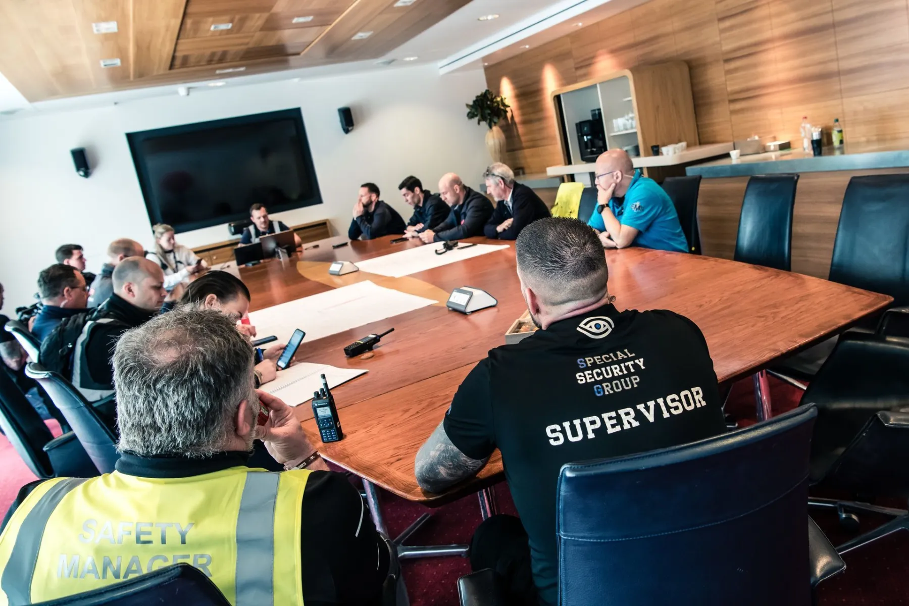 Veiligheidsoverleg rond de vergadertafel, met een supervisor van SSG en een safety manager aan tafel