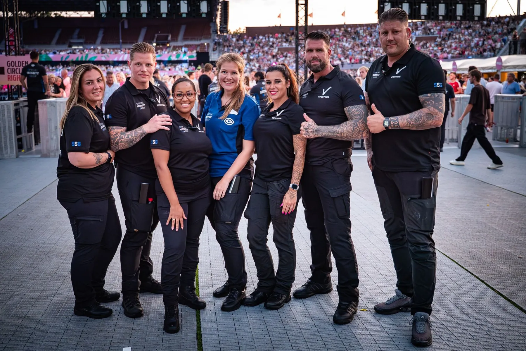 Team van SSG op het veld van een stadion, met het publiek op de tribunes achter hen